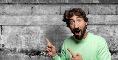 Neşeli ve şaşırmış hissediyorum, şok olmuş bir ifadeyle gülümsüyorum ve bir tarafı işaret ediyorum.