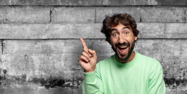 Bir fikri fark ettikten sonra mutlu ve heyecanlı bir dahi gibi hissetmek, neşeli bir şekilde parmak kaldırmak, eureka!