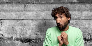 Endişeli, stresli, endişeli ve korkmuş, panikleyen ve dişlerini sıkan