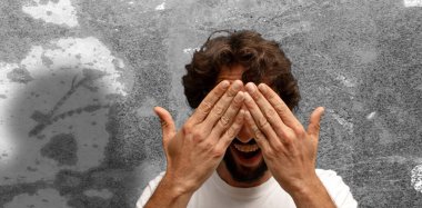  Gülümsüyor ve mutlu hissediyorum, iki elimle gözlerimi kapatıyorum ve inanılmaz bir sürpriz bekliyorum.