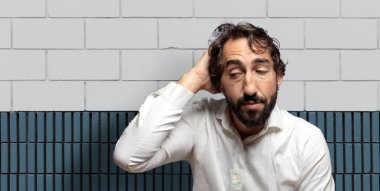 Neşeli ve gelişigüzel gülümseyen, pozitif, mutlu ve kendinden emin bir bakışla göğüs göğüse duran