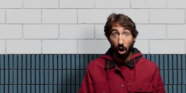 Şok olmuş ya da şaşırmış görünüyor, ağzı açık bakıyor ve 