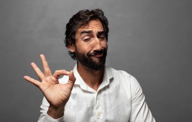 Mutlu, rahat ve tatmin olmuş hissediyorum. Onayını iyi bir hareketle gösteriyorum. Gülümsüyorum.