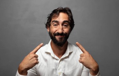 Kendine güvenen gülümseme, geniş gülümseme, pozitif, rahat, tatmin olmuş tavır.