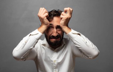 Unutulmuş bir süre için paniklemek, stresli hissetmek, bir pisliği örtbas etmek ya da hata yapmak.