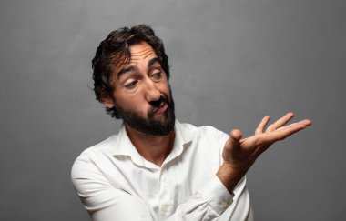 Kafası karışık ve bilgisiz hissediyorum, şüpheli bir açıklama ya da düşünceyi merak ediyorum.