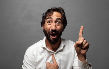 Gururlu ve şaşırmış hissediyorum, özgüvenimi gösteriyorum, kendimi başarılı hissediyorum.