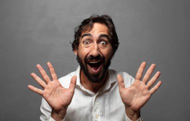 Mutlu ve heyecanlı görünüyordun. Beklenmedik bir sürprizle şoke olmuştun. İki elin de yüzü açıktı.