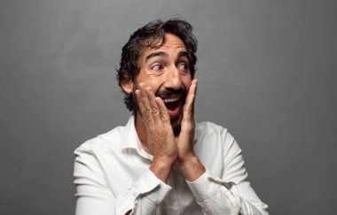 Mutlu, heyecanlı ve şaşırmış hissediyorum, iki elimle de yana bakıyorum.