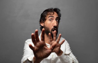 Korkuyorum, geri çekiliyorum ve korku ve panik içinde çığlık atıyorum. Kabusa tepki veriyorum.