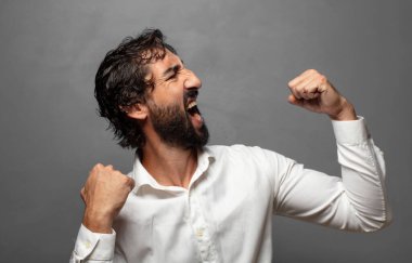 Mutlu, pozitif ve başarılı hissediyorum, zaferi, başarıları veya iyi şansı kutluyorum.