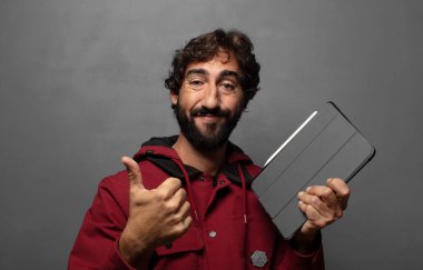 Dokunmatik ekran tableti kullanan genç bir adam.