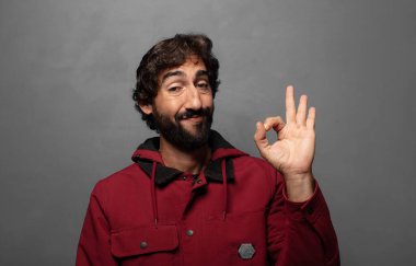 Mutlu, rahat ve tatmin olmuş hissediyorum. Onayını iyi bir hareketle gösteriyorum. Gülümsüyorum.