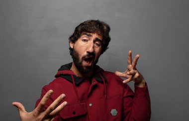 Mutlu, kibirli, gururlu ve kendini beğenmiş, kendini bir numara gibi hisseden