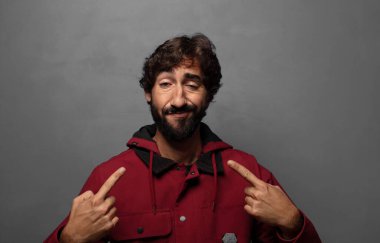 Gururlu, kibirli, mutlu, şaşırmış ve tatmin olmuş, kendini gösteren, kazanan gibi hisseden