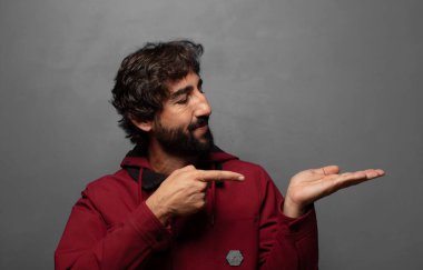 Gülümseyen, mutlu hisseden, tasasız ve memnun olan, fotokopi alanındaki konsepte ya da fikre işaret eden