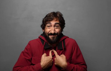 Mutlu, şaşkın ve gururlu hissediyorum. Heyecanlı ve şaşkın bir bakışla kendimi gösteriyorum.