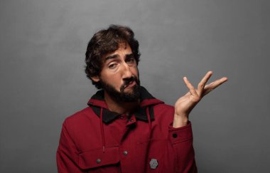 Gururla ve özgüvenle gülümseyen, mutlu ve tatmin olmuş hisseden ve fotokopi alanında bir konsept gösteren