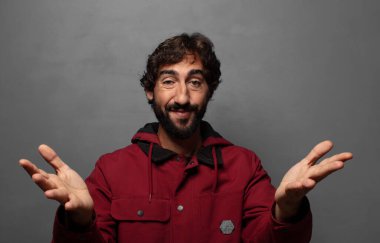 Gülümseyerek sıcak, dostça, sevgi dolu kucaklaşmayla mutlu ve sevimli hissederek.