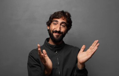 Mutlu ve başarılı hissediyorum, gülümsüyorum ve alkışlıyorum, alkışlarla tebrik ediyorum.