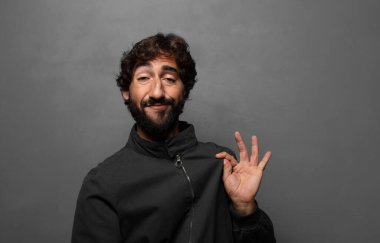 Kibirli, başarılı, pozitif ve gururlu görünüyor, kendini gösteriyor.