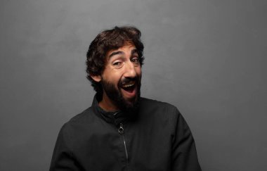 Büyük, dostane, kaygısız bir gülümsemeyle, pozitif, rahat ve mutlu, ürpertici