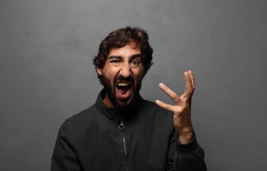 Kızgın, sinirli ve hayal kırıklığına uğramış görünüyorsun. Senin neyin var? 