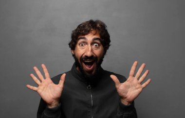 Mutlu ve heyecanlı görünüyordun. Beklenmedik bir sürprizle şoke olmuştun. İki elin de yüzü açıktı.