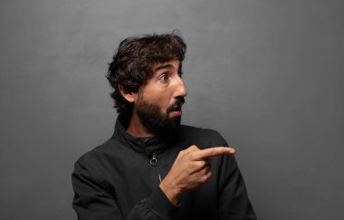 Şaşırmış ve şaşırmış hissediyorum. Şaşırmış ve ağzı açık bir şekilde hayranlıkla yukarı bakıyor.