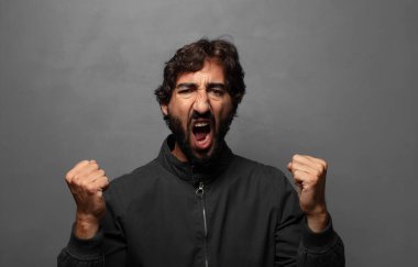 Kızgın bir ifadeyle saldırganca bağırmak ya da başarıyı kutlayan yumruklarla.