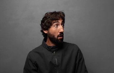 Şaşırmış ve şaşırmış hissediyordum. Şaşırmış ve ağzı açık bir bakışla yan taraftaki boşluğu kopyalamak istiyordum.