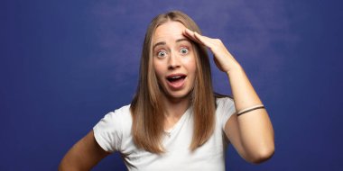 Mutlu, şaşkın ve şaşırmış görünüyor, gülümsüyor ve inanılmaz ve inanılmaz iyi haberleri fark ediyor.