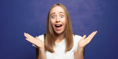 Mutlu, heyecanlı, şaşırmış ya da şok olmuş, gülümseyen ve hayrete düşmüş.