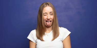 Neşeli, kaygısız, asi tavırlı, şakacı ve dilsiz, eğlenen