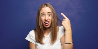 Kafan karışık ve şaşkın, deli, deli ya da aklını kaçırmış olduğunu gösteriyorsun.