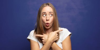 Şaşırmış ve kafası karışmış görünüyor, güvensiz ve şüpheyle zıt yönleri işaret ediyor.