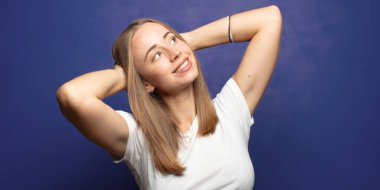 Gülümseyen ve rahat hisseden, mutlu ve kaygısız, olumlu ve rahatlatıcı