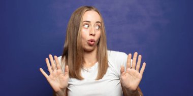  Gergin, endişeli ve endişeli görünüyor. Benim hatam olmadığını söylüyor. Yoksa ben yapmadım.