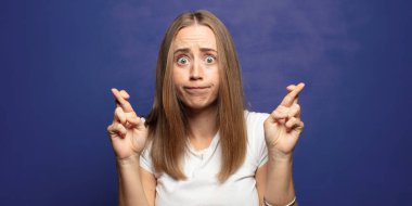 Tedirgin bir şekilde şans dilemek ve endişeli bir bakışla iyi şanslar dilemek.