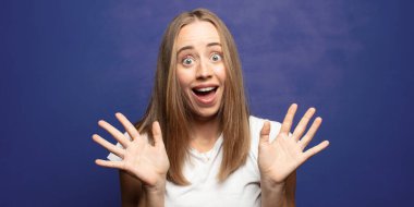 Mutlu ve heyecanlı görünüyordun. Beklenmedik bir sürprizle şoke olmuştun. İki elin de yüzü açıktı.