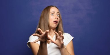 Korkuyorum, geri çekiliyorum ve korku ve panik içinde çığlık atıyorum. Kabusa tepki veriyorum.