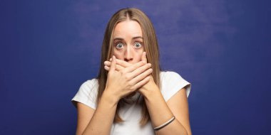 Şok olmuş, şaşırmış bir ifadeyle ağzı kapalı, sır saklayan ya da 