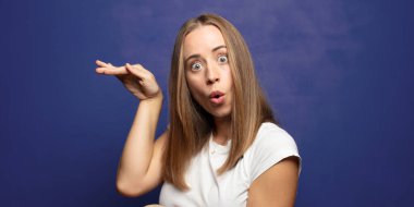 Neşeli ve şaşırmış hissediyorum, şok olmuş bir ifadeyle gülümsüyorum ve bir şey tutuyorum.