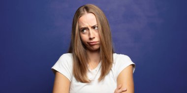 Hoşnutsuz ve hayal kırıklığına uğramış hissediyorum, ciddi görünüyor, kızgın ve çapraz kollara kızgın.