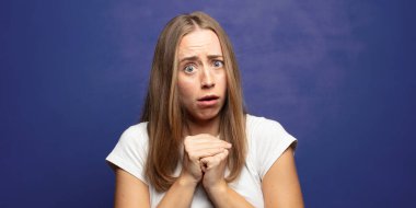 Endişeli, stresli, endişeli ve korkmuş, panikleyen ve dişlerini sıkan