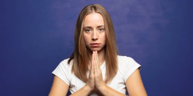 Endişeli, umutlu ve dindar hissediyorum, avuç içleriyle inançla dua ediyorum, af diliyorum.