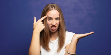 Kafan karışık ve şaşkın, deli, deli ya da aklını kaçırmış olduğunu gösteriyorsun.