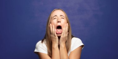 Genç yetişkin güzel kadın portresi