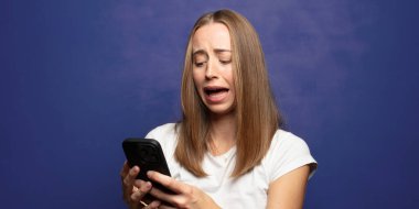 Genç sarışın kadın akıllı telefon kullanıyor.