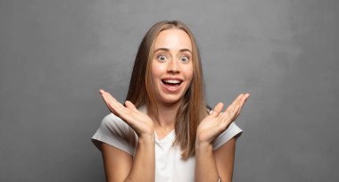 Genç yetişkin güzel kadın portresi